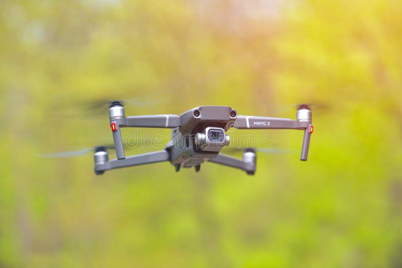Galati, Rum?nien - 20. April 2019: Dji Mavic 2 Pro mit Hasselblad-Kamera, die innerhalb eines forrest im hellen Tageslicht schweb lizenzfreie stockbilder Galati, Rum?nien - 20. April 2019: Dji Mavic 2 Pro mit Hasselblad-Kamera, die innerhalb eines forrest im hellen Tageslicht schweb lizenzfreie stockbilder