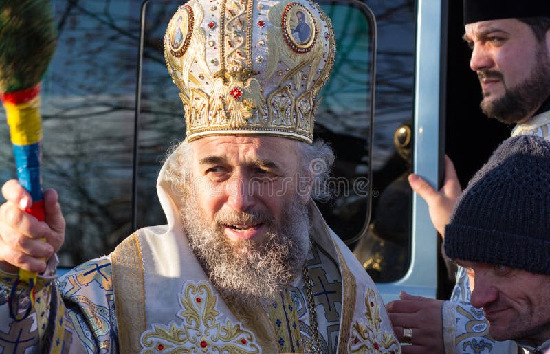 GALATI RUMÄNIEN - JANUARI 06,2015: Casian Craciun hans berömmelse, ärkebiskop av lägre Donau under epiphanyen royaltyfri bild GALATI RUMÄNIEN - JANUARI 06,2015: Casian Craciun hans berömmelse, ärkebiskop av lägre Donau under epiphanyen royaltyfri bild