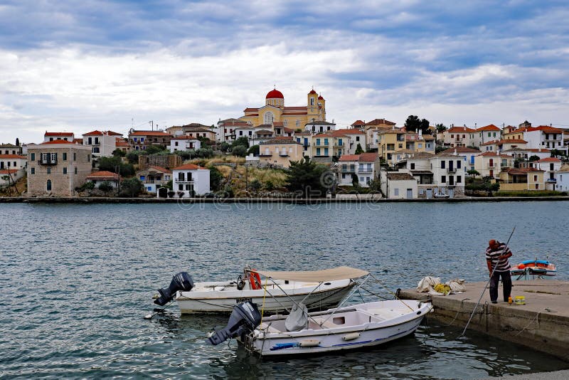 Galaxidi, Grecia, visión a través del puerto externo imágenes de archivo libres de regalías Galaxidi, Grecia, visión a través del puerto externo imágenes de archivo libres de regalías