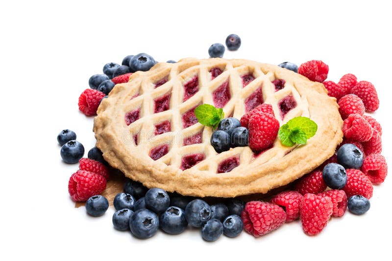 Tarte caseira de frutos silvestres inteira isolada sobre fundo branco foto de stock royalty free