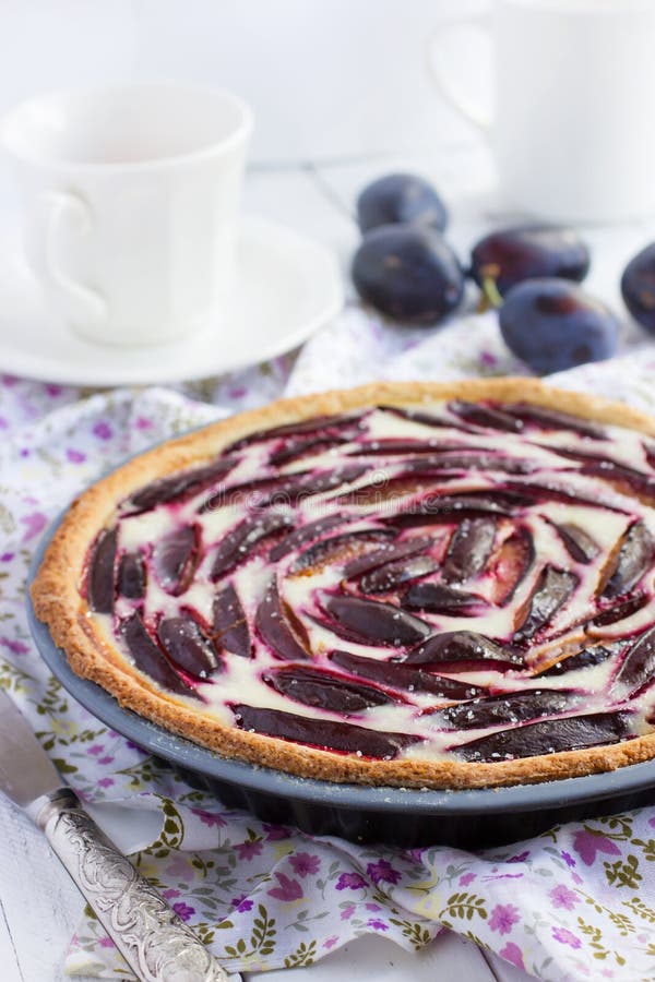 Galdéria com queijo creme e ameixas fotos de stock