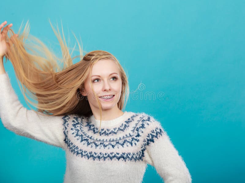 Galen blond kvinna med windblown blont hår royaltyfri bild Galen blond kvinna med windblown blont hår royaltyfri bild