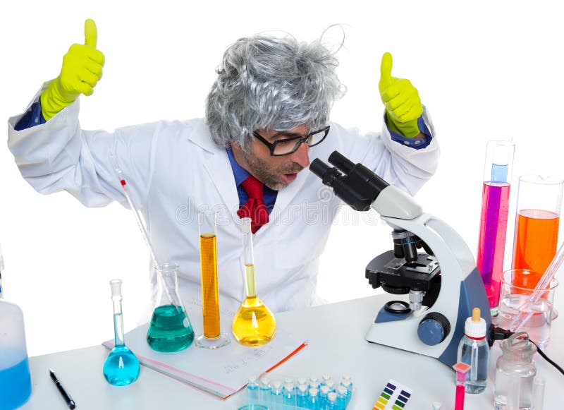 Galen tokig nerdforskare på laboratoriummikroskopet royaltyfria bilder