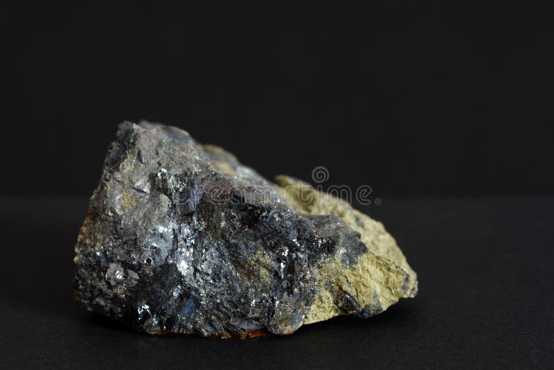 Galena con il minerale della blenda su fondo nero fotografia stock libera da diritti Galena con il minerale della blenda su fondo nero fotografia stock libera da diritti