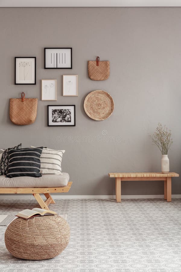 Galer?a de carteles blancos y negros y de accesorios de mimbre en la pared beige de la sala de estar escandinava imagen de archivo libre de regalías Galer?a de carteles blancos y negros y de accesorios de mimbre en la pared beige de la sala de estar escandinava imagen de archivo libre de regalías