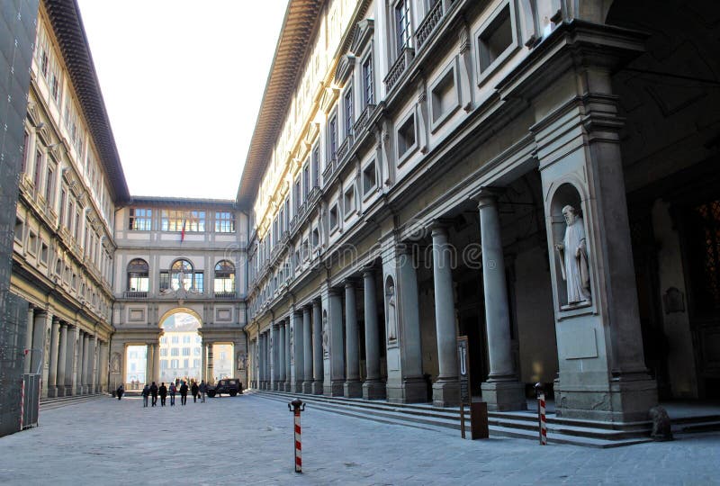 Galeria de uffizi de uma bela escultura de mármore da florência da cidade italiana medieval fotos de stock