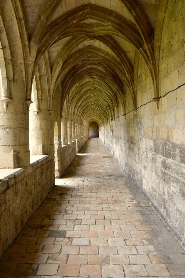 Galerie du grand cloître de l'ancienne chartreuse saintsauveur de villefranchederouergue en aveyron photos libres de droits