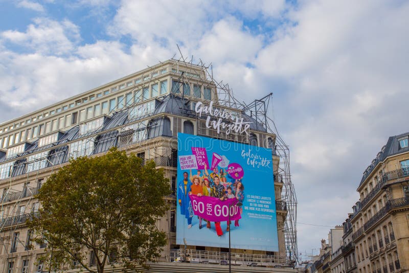 Galeries Lafayette fasad i Paris, Frankrike royaltyfri bild Galeries Lafayette fasad i Paris, Frankrike royaltyfri bild