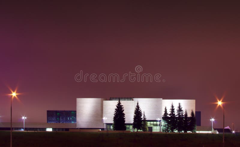 Galería de arte nacional moderna en escena de la noche de Vilnius imágenes de archivo libres de regalías Galería de arte nacional moderna en escena de la noche de Vilnius imágenes de archivo libres de regalías
