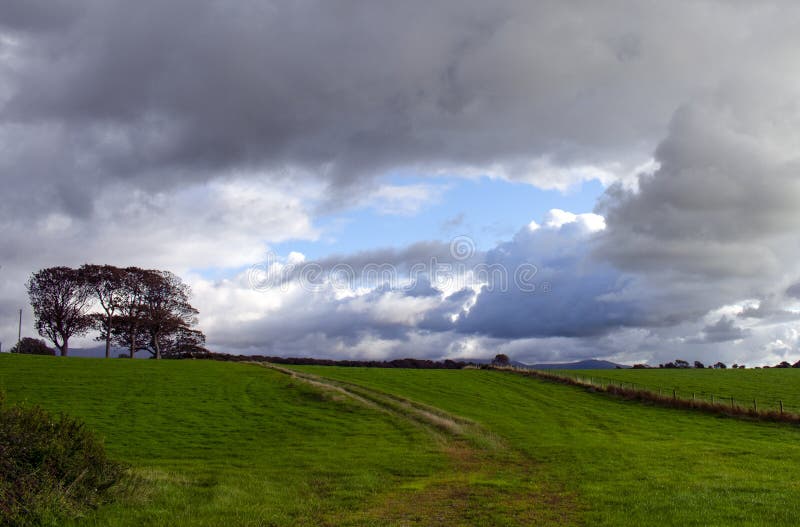 Gales : otoño Duchas de lluvia y nubes que pasan sobre campos verdes fotografía de archivo