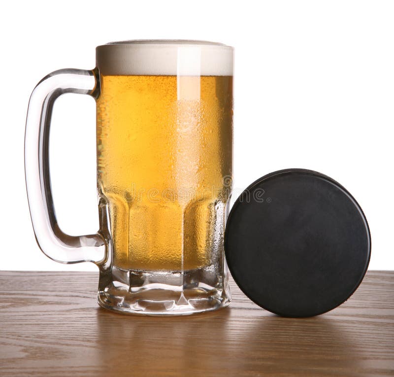 Galet de bière et d'hockey photo libre de droits Galet de bière et d'hockey photo libre de droits