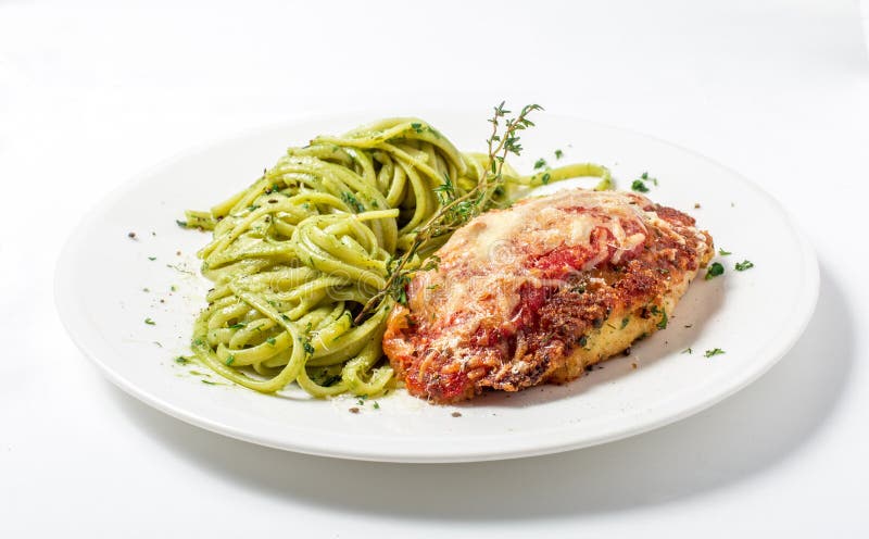 Galinha com massa do queijo parmesão e do linguine no molho do pesto imagem de stock royalty free Galinha com massa do queijo parmesão e do linguine no molho do pesto imagem de stock royalty free