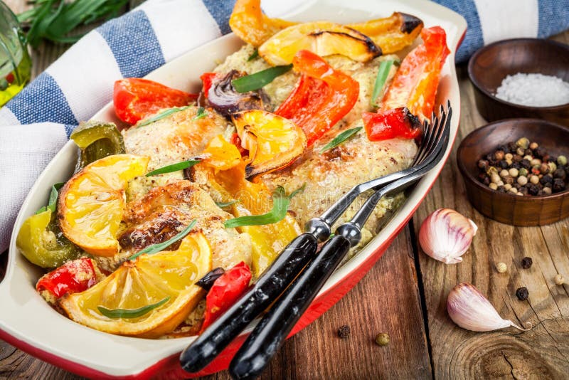 Frango assado com páprica, limão e estragão fotografia de stock