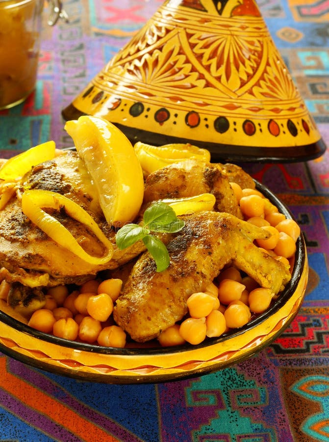 Galinha marroquina com grãos-de-bico e limões
