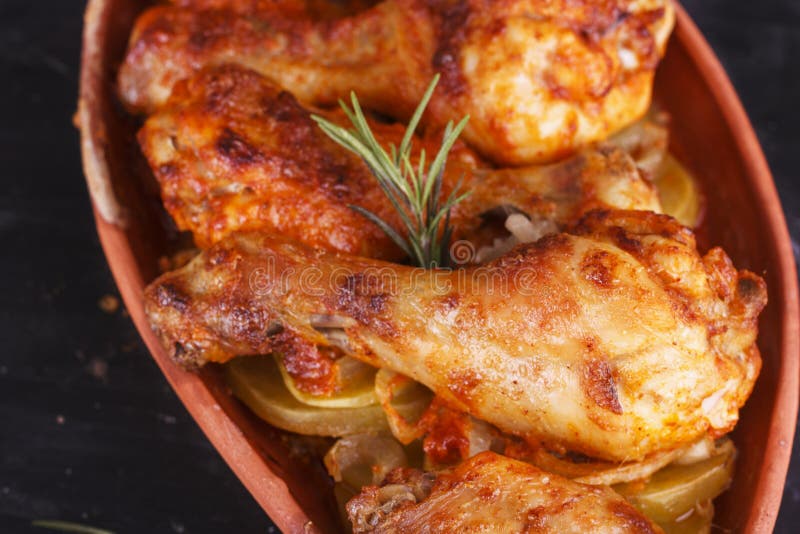 Galinha no molho de paprika cozido no forno na cerâmica Pés de galinha e wings foto de stock Galinha no molho de paprika cozido no forno na cerâmica Pés de galinha e wings foto de stock