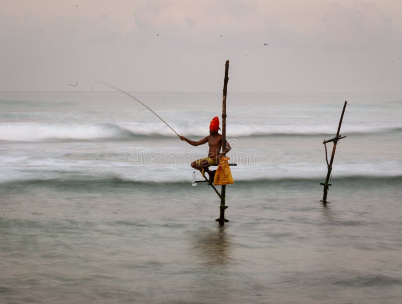 Galle, Sri Lanka - 2019-04-01 - Stelzen-Fischer von Sri Lanka wenden den ganzen Tag auf kleinen Plattformen auf, um Fische für Ab stockfotografie Galle, Sri Lanka - 2019-04-01 - Stelzen-Fischer von Sri Lanka wenden den ganzen Tag auf kleinen Plattformen auf, um Fische für Ab stockfotografie