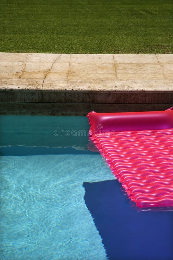Galleggiante dentellare nella piscina. fotografia stock libera da diritti Galleggiante dentellare nella piscina. fotografia stock libera da diritti