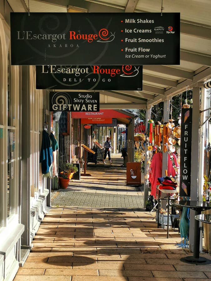Galleria di shopping via spiaggia a akaroa canterbury sud isola di New zealand in un sole pomeriggio