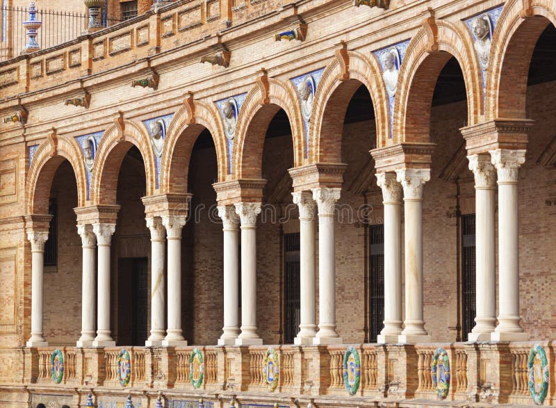 Galleria a Plaza de Espana, Siviglia, Spagna fotografia stock libera da diritti Galleria a Plaza de Espana, Siviglia, Spagna fotografia stock libera da diritti