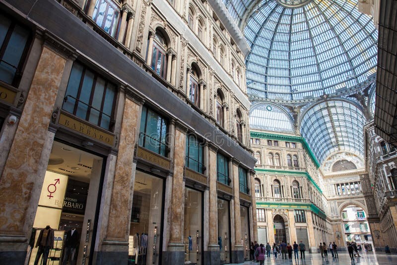 Galleria Umberto yo una galería que hace compras pública en Nápoles foto de archivo libre de regalías Galleria Umberto yo una galería que hace compras pública en Nápoles foto de archivo libre de regalías