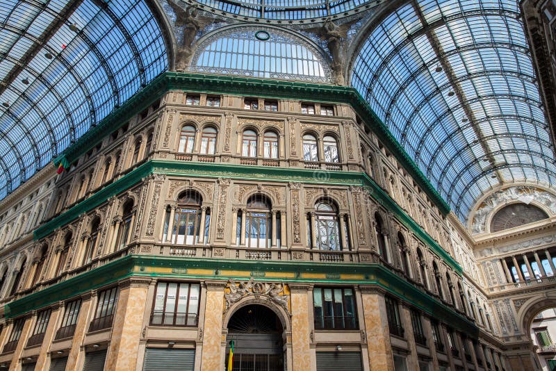 Galleria Umberto yo una galería que hace compras pública en Nápoles foto de archivo Galleria Umberto yo una galería que hace compras pública en Nápoles foto de archivo
