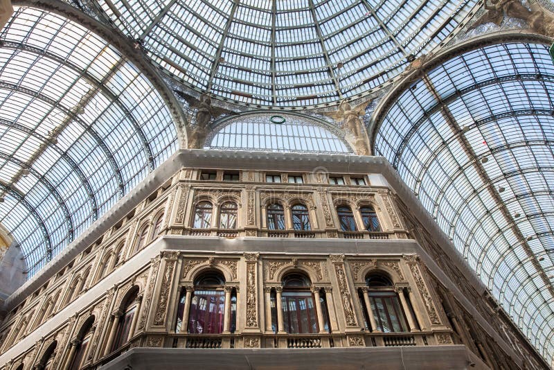 Galleria Umberto yo una galería que hace compras pública en Nápoles imagen de archivo libre de regalías Galleria Umberto yo una galería que hace compras pública en Nápoles imagen de archivo libre de regalías