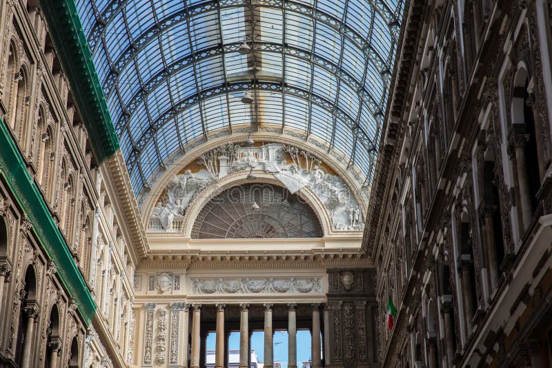 Galleria Umberto yo una galería que hace compras pública en Nápoles imagen de archivo libre de regalías Galleria Umberto yo una galería que hace compras pública en Nápoles imagen de archivo libre de regalías