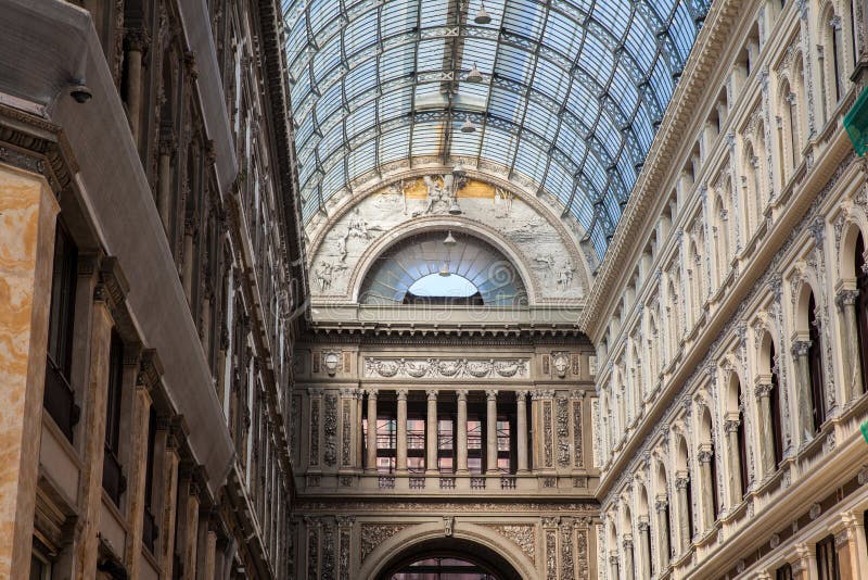 Galleria Umberto yo una galería que hace compras pública en Nápoles fotografía de archivo Galleria Umberto yo una galería que hace compras pública en Nápoles fotografía de archivo