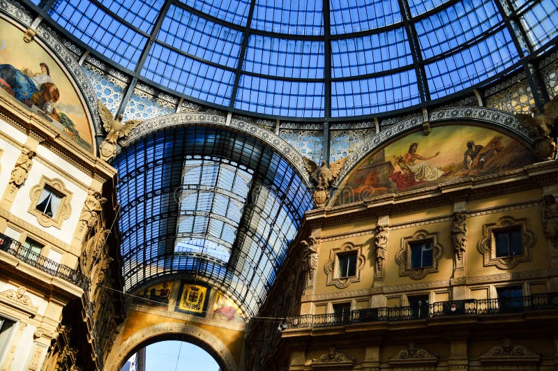 Galleria Vittorio Emanuele ΙΙ στο κεντρικό Μιλάνο, Ιταλία στοκ φωτογραφίες με δικαίωμα ελεύθερης χρήσης Galleria Vittorio Emanuele ΙΙ στο κεντρικό Μιλάνο, Ιταλία στοκ φωτογραφίες με δικαίωμα ελεύθερης χρήσης