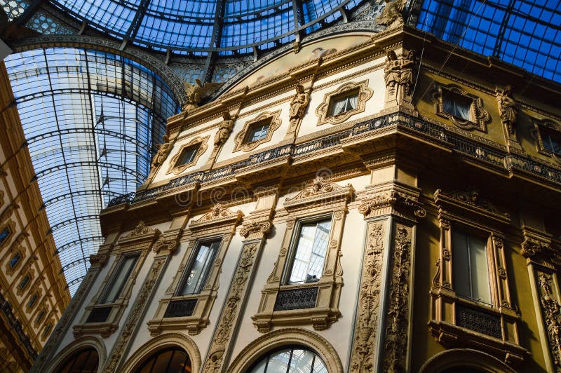 Galleria Vittorio Emanuele ΙΙ στο κεντρικό Μιλάνο, Ιταλία στοκ φωτογραφία με δικαίωμα ελεύθερης χρήσης Galleria Vittorio Emanuele ΙΙ στο κεντρικό Μιλάνο, Ιταλία στοκ φωτογραφία με δικαίωμα ελεύθερης χρήσης