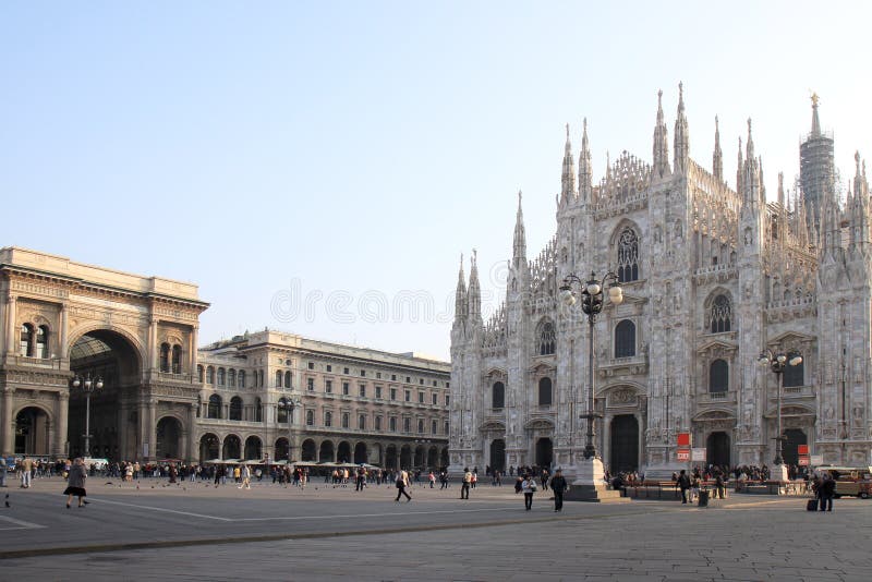 GalleriaVittorio Emanuele II galleri och Duomo, Milano royaltyfri fotografi