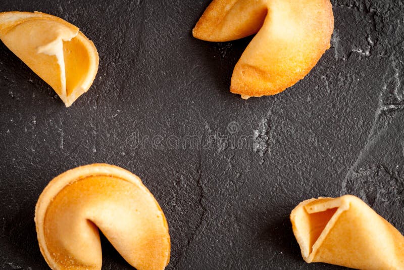 Galleta de la suerte china con la predicción en la opinión superior del fondo oscuro fotografía de archivo libre de regalías Galleta de la suerte china con la predicción en la opinión superior del fondo oscuro fotografía de archivo libre de regalías
