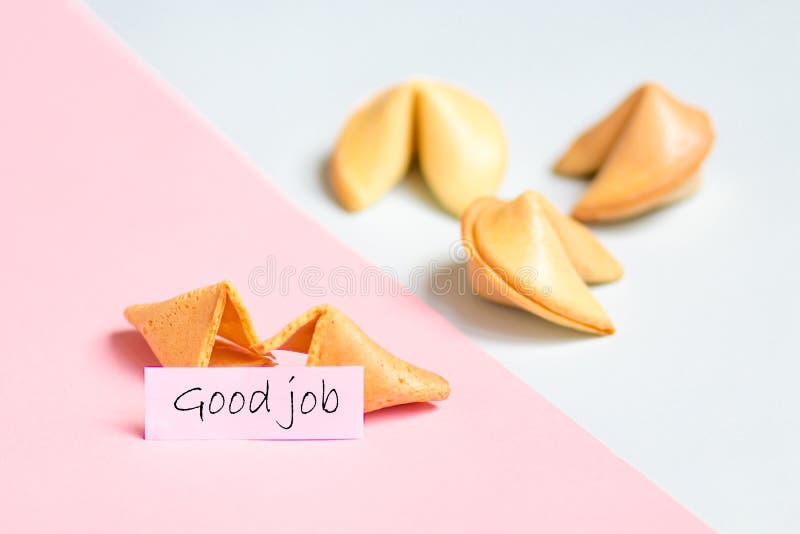 galleta de la suerte en el rosa y el fondo azul, colores en colores pastel, buena predicción del trabajo fotografía de archivo galleta de la suerte en el rosa y el fondo azul, colores en colores pastel, buena predicción del trabajo fotografía de archivo