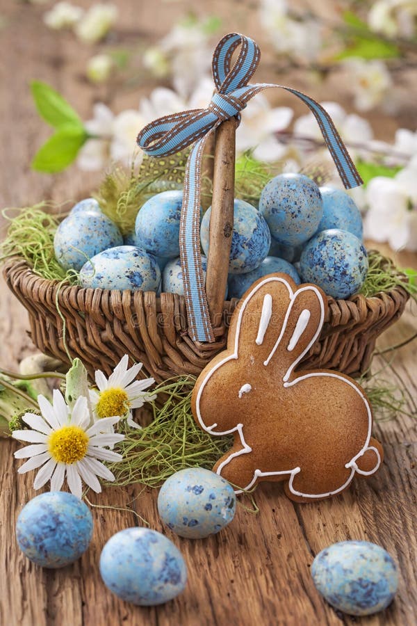 Galleta de Pascua y huevos azules imagenes de archivo Galleta de Pascua y huevos azules imagenes de archivo