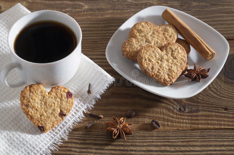Galletas, café y especias en forma de corazón del invierno fotos de archivo libres de regalías Galletas, café y especias en forma de corazón del invierno fotos de archivo libres de regalías