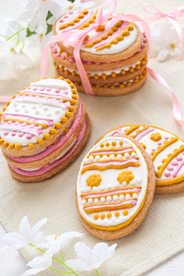 Galletas coloridas de Pascua en la forma del huevo imagen de archivo Galletas coloridas de Pascua en la forma del huevo imagen de archivo