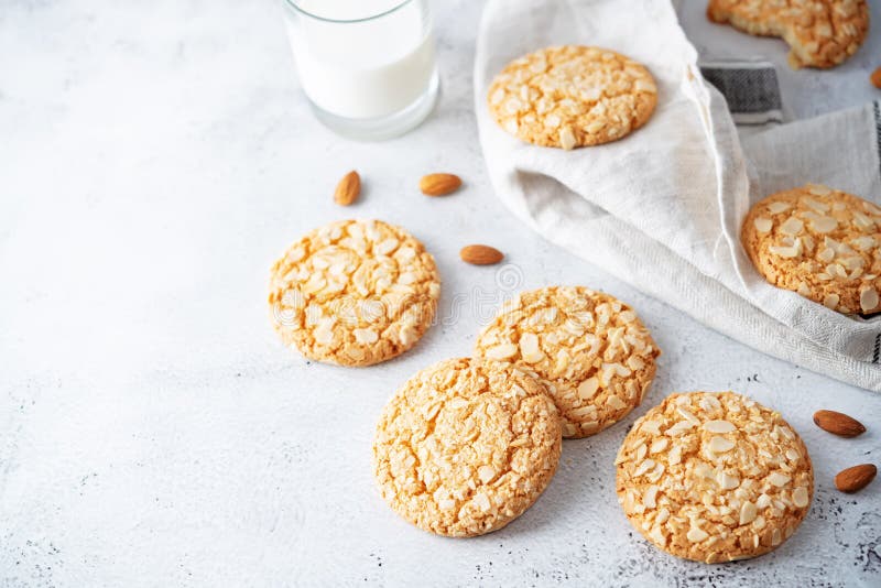 Galletas con almendra con vaso de leche fotos de archivo