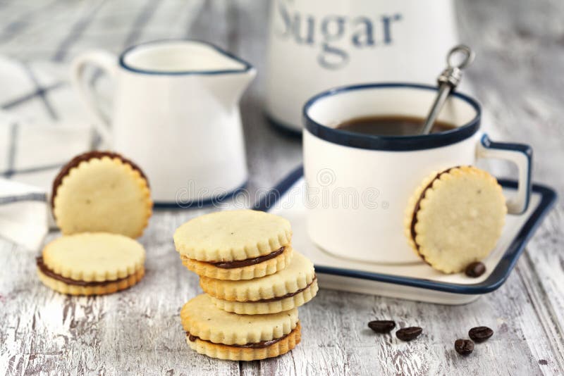 Galletas con crema de la avellana del chocolate imágenes de archivo libres de regalías Galletas con crema de la avellana del chocolate imágenes de archivo libres de regalías