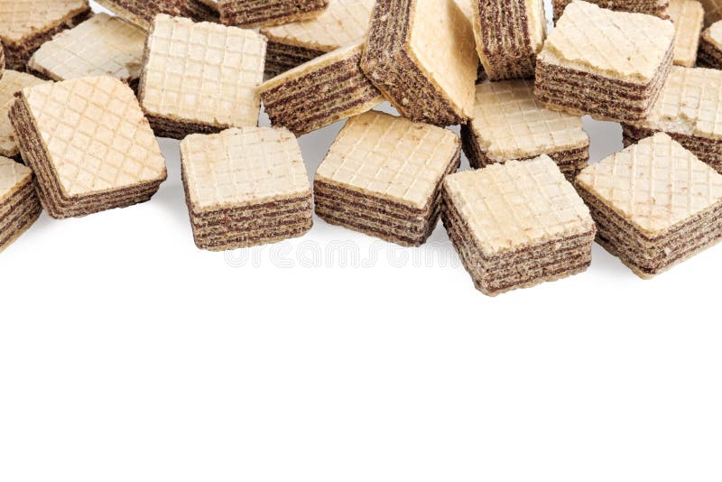 Galletas cuadradas de la oblea del montón aisladas en el fondo blanco fotografía de archivo libre de regalías Galletas cuadradas de la oblea del montón aisladas en el fondo blanco fotografía de archivo libre de regalías