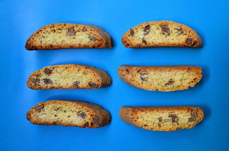 Galletas de almendra italianas tradicionales del cantuccini en un fondo azul Biscotti hecho en casa delicioso del cantucci fotos de archivo Galletas de almendra italianas tradicionales del cantuccini en un fondo azul Biscotti hecho en casa delicioso del cantucci fotos de archivo