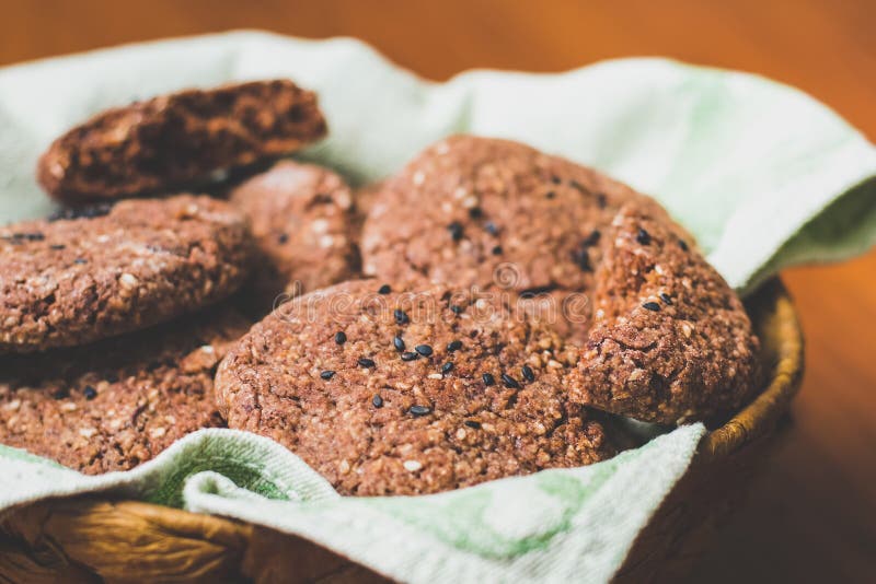 Galletas de harina de avena hechas en casa del chocolate con las semillas de sésamo blancas y negras imágenes de archivo libres de regalías Galletas de harina de avena hechas en casa del chocolate con las semillas de sésamo blancas y negras imágenes de archivo libres de regalías