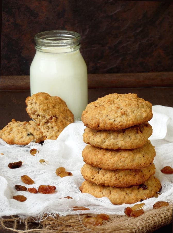 Galletas de harina de avena hechas en casa deliciosas con las pasas y la leche imagen de archivo libre de regalías Galletas de harina de avena hechas en casa deliciosas con las pasas y la leche imagen de archivo libre de regalías