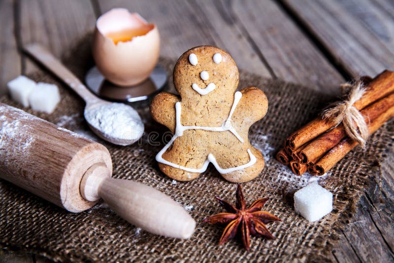 Galletas de la hornada de la Navidad con las especias de las chucherías imágenes de archivo libres de regalías Galletas de la hornada de la Navidad con las especias de las chucherías imágenes de archivo libres de regalías