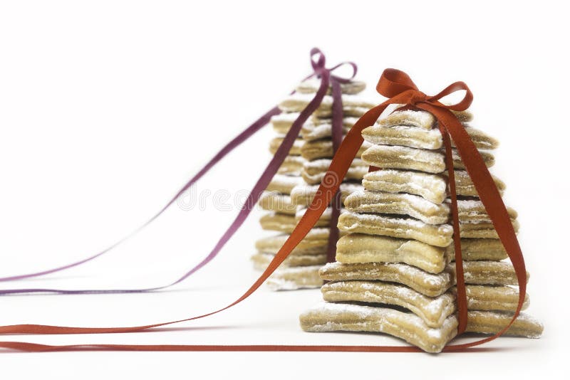 Galletas de la Navidad atadas por las cintas rojas. fotografía de archivo libre de regalías Galletas de la Navidad atadas por las cintas rojas. fotografía de archivo libre de regalías