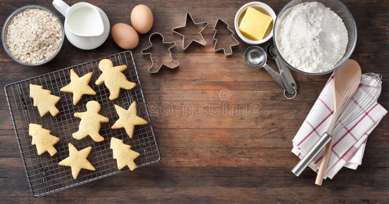 Galletas de madera de la Navidad que cuecen la bandera imagen de archivo Galletas de madera de la Navidad que cuecen la bandera imagen de archivo