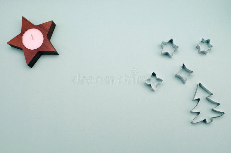 Galletas de metal cortan árboles y estrellas navideños, candelabros de madera con una vela foto de archivo libre de regalías Galletas de metal cortan árboles y estrellas navideños, candelabros de madera con una vela foto de archivo libre de regalías