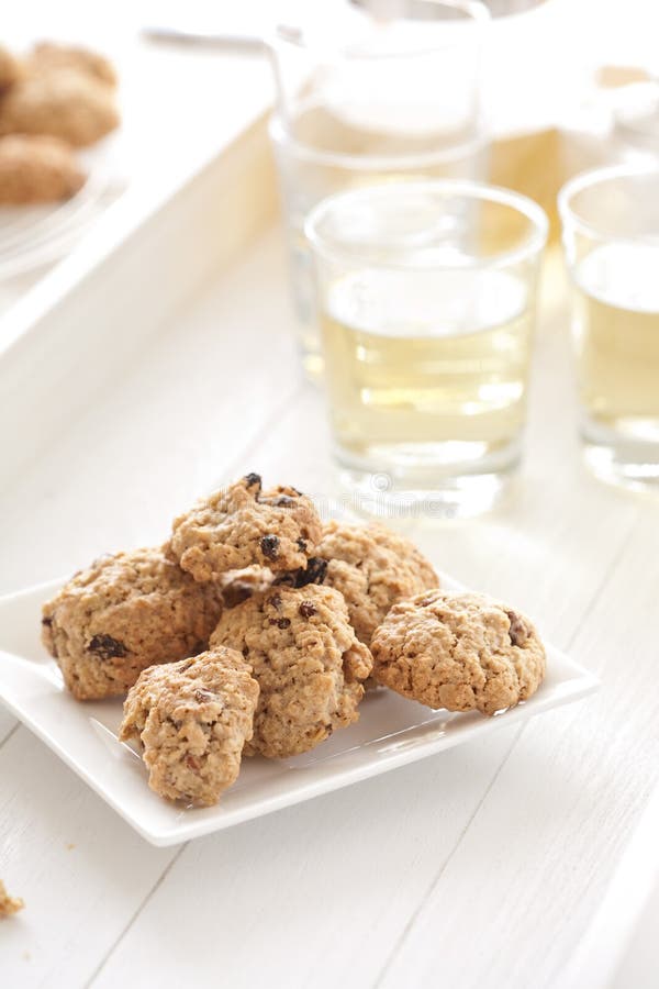 Galletas de pasa de la harina de avena fotos de archivo libres de regalías Galletas de pasa de la harina de avena fotos de archivo libres de regalías
