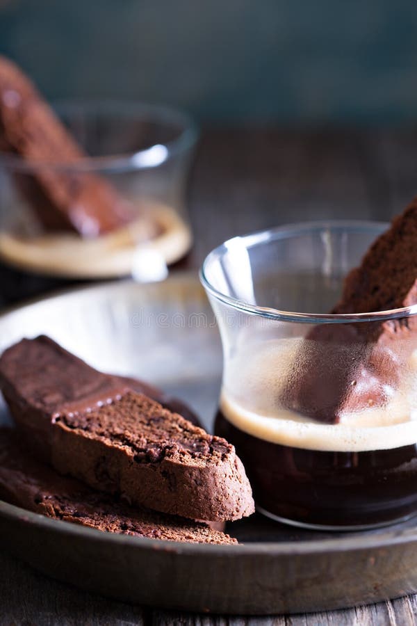 Galletas del biscotti del chocolate con una taza de café imagenes de archivo Galletas del biscotti del chocolate con una taza de café imagenes de archivo