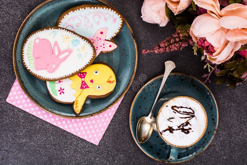 Galletas del pan de jengibre de Pascua con el dibujo foto de archivo Galletas del pan de jengibre de Pascua con el dibujo foto de archivo