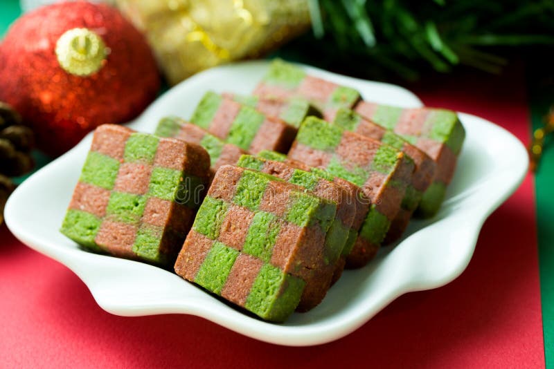 Galletas del tema de la Navidad servidas en placa imagen de archivo libre de regalías Galletas del tema de la Navidad servidas en placa imagen de archivo libre de regalías